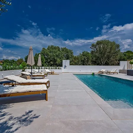 Luxury Del Sogno With Pool, Jacuzzi, Parking Affittacamere