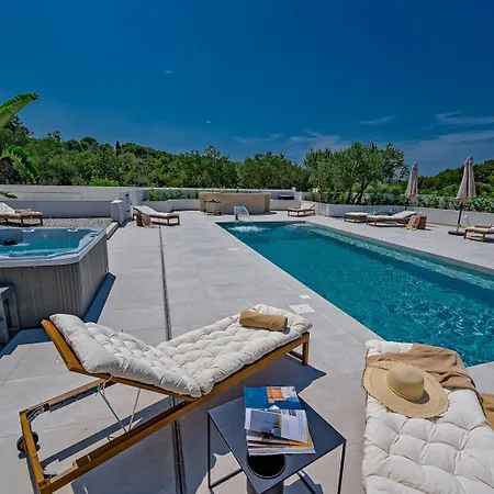 Luxury Del Sogno With Pool, Jacuzzi, Parking * Okrug Gornji